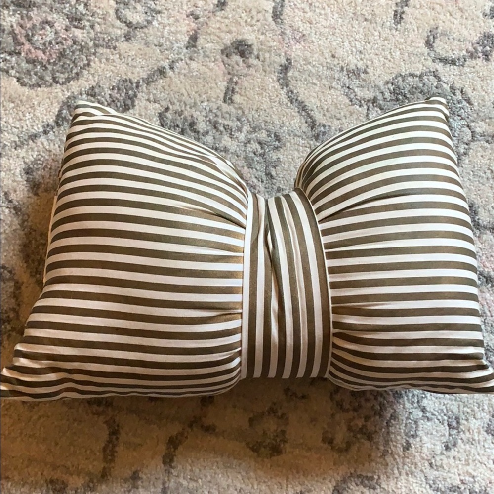 gold and white bow pillow